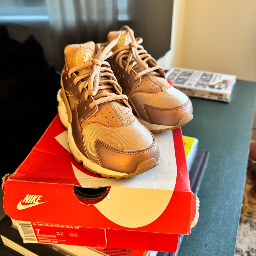 Nike Huarache sneakers in rose gold